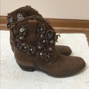 Sheridan Mia leather boots with leather flowers!